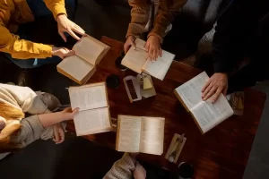 Por que orar se Deus já sabe tudo? Resposta bíblica clara